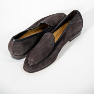 This suede leather loafer stands out for its clean, sophisticated design. Crafted from soft premium suede in rich dark brown tones, it features a sleek silhouette enhanced by contrasting leather trims that highlight its elegant character. Lightweight and versatile, it is the perfect choice for complementing both smart-casual and formal looks with effortless style.